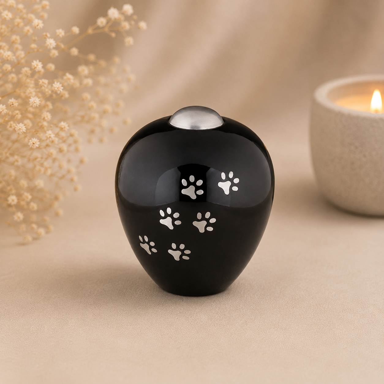 Zwarte herinneringsurn voor huisdieren met zilveren pootafdrukken, een liefdevolle troost urn als tastbare herinnering aan een geliefde hond of kat.