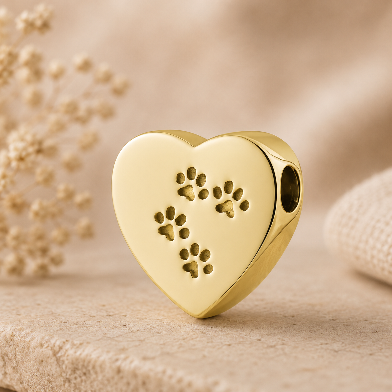 14k gouden ashanger huisdier met pootafdrukken. Luxe herinneringssieraad voor hond of kat om een kleine hoeveelheid as dicht bij het hart te dragen.