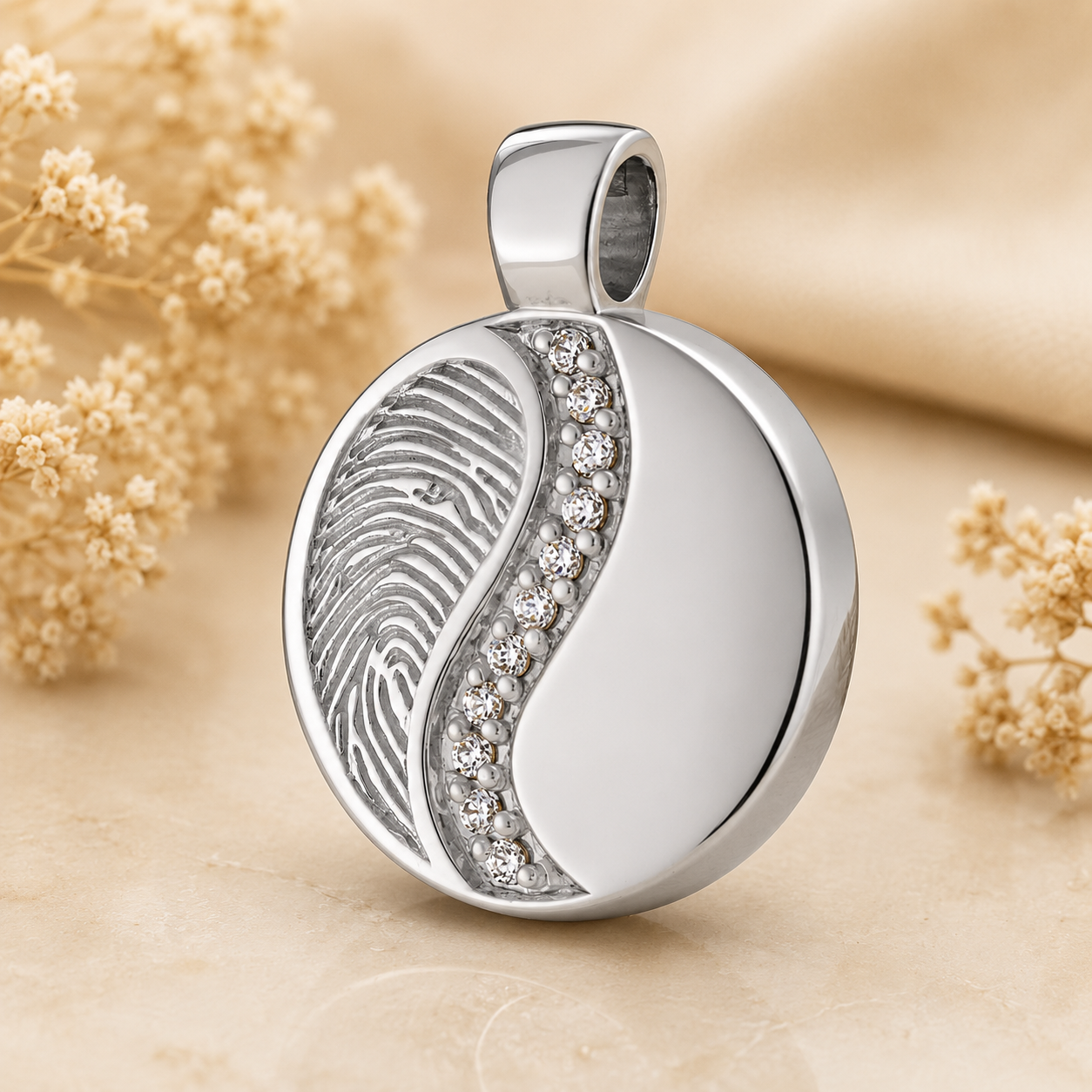 925 sterling zilveren rond assieraad met subtiele vingerafdruk gravure en fonkelende steentjes op warme beige achtergrond – elegant herinneringssieraad als symbool van liefde, verbondenheid en een blijvende herinnering aan een dierbare.