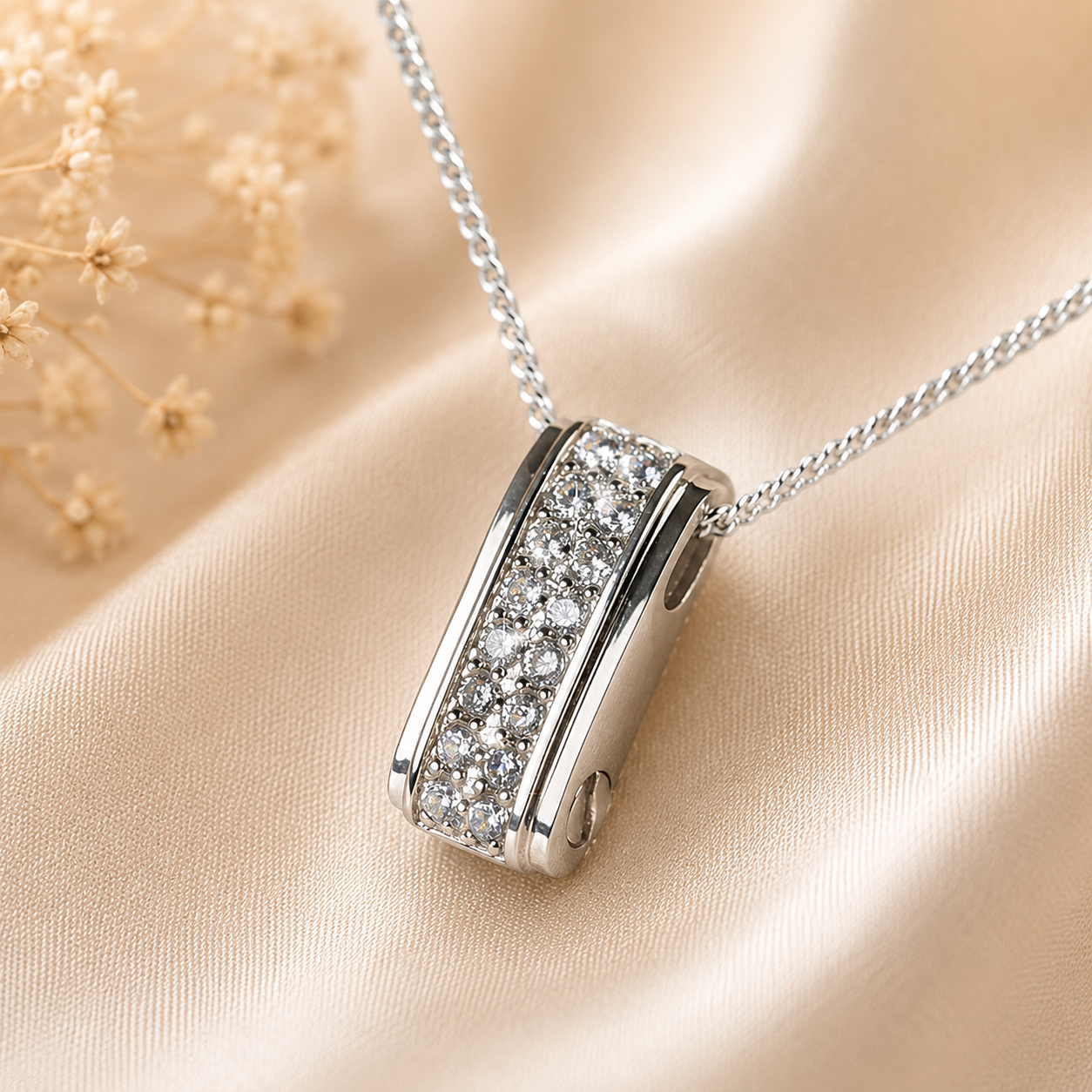Zilveren ashanger met zirkonia steentjes aan fijne ketting – elegant assieraad van zilver met subtiele glans en stijlvolle herinnering aan een dierbare.