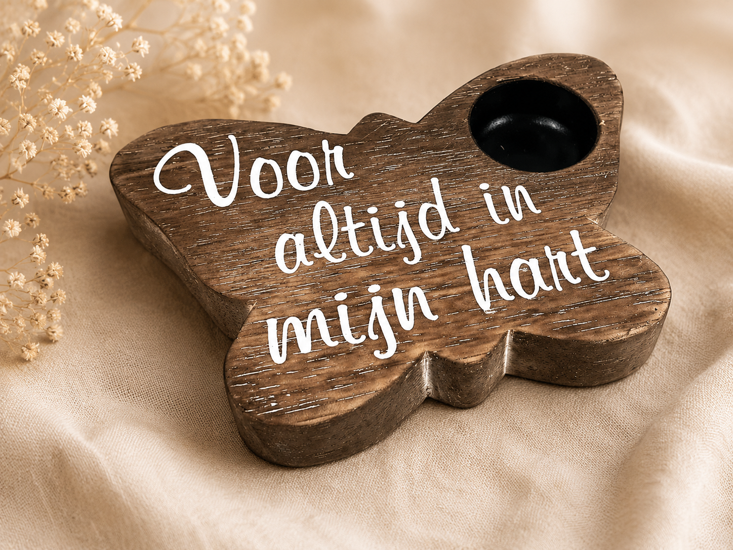 Houten vlinder gedenkhouder met de tekst ‘Voor altijd in mijn hart’ op een zachte beige achtergrond – warm en liefdevol herinneringsornament voor een dierbare of geliefd huisdier.