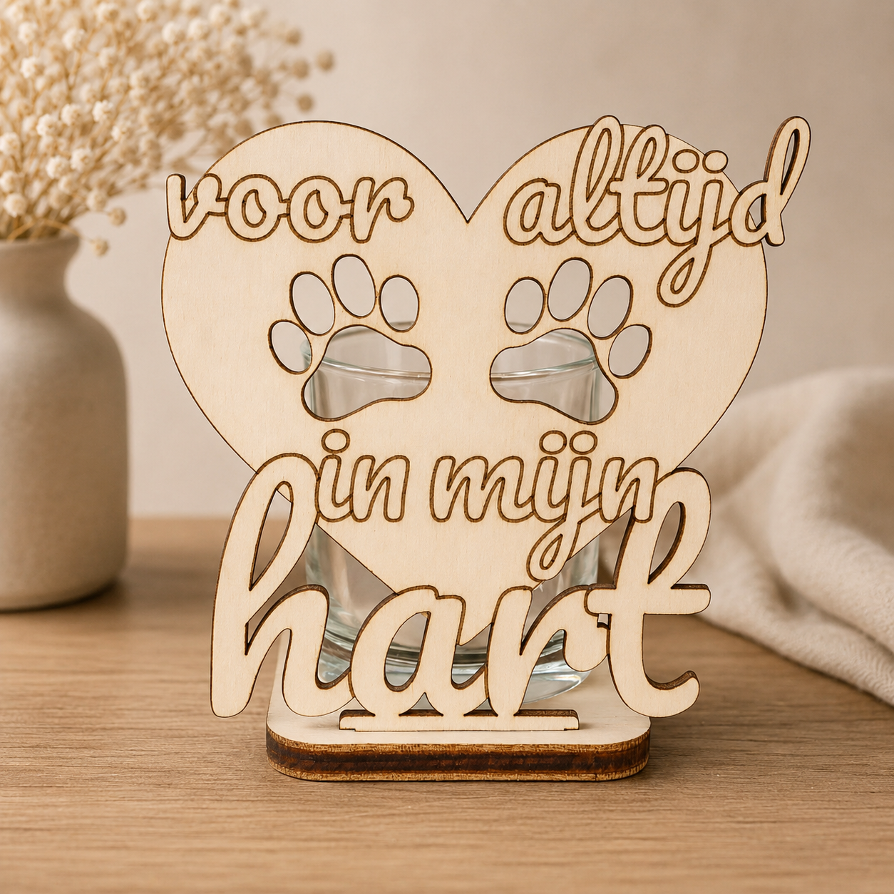 Houten waxinelichthouder huisdier met pootafdrukken en tekst 'Voor altijd in mijn hart'. Herdenkingsdecoratie voor hond of kat als blijvende herinnering aan een geliefde viervoeter.