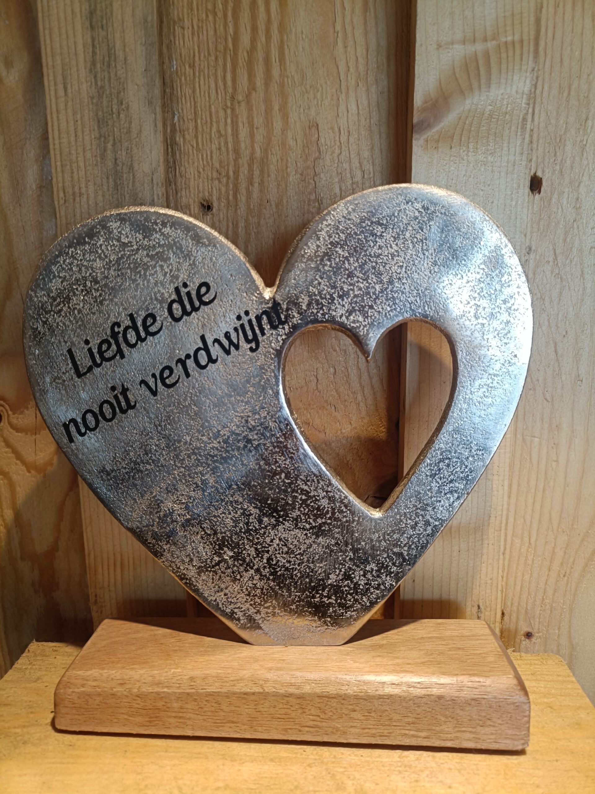 Metalen hart op houten voet.