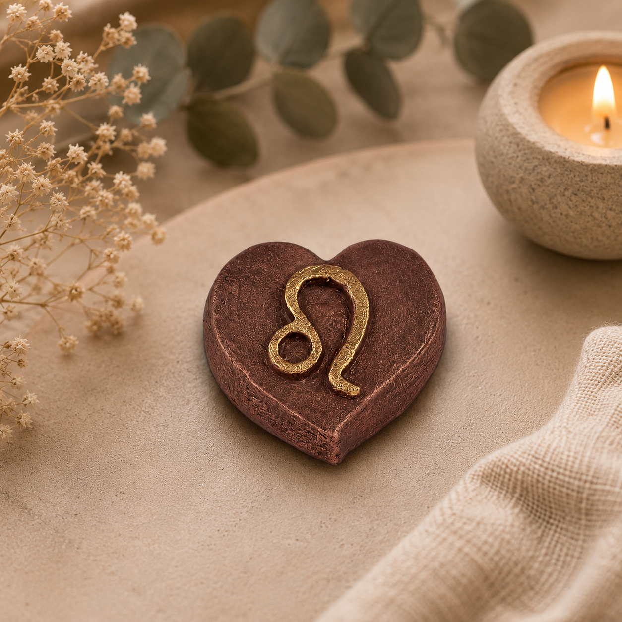 Handgemaakte keramische mini urn in hartvorm met sterrenbeeld Leeuw, een liefdevolle troost urn en herinneringsurn voor het bewaren van een symbolische hoeveelheid as.