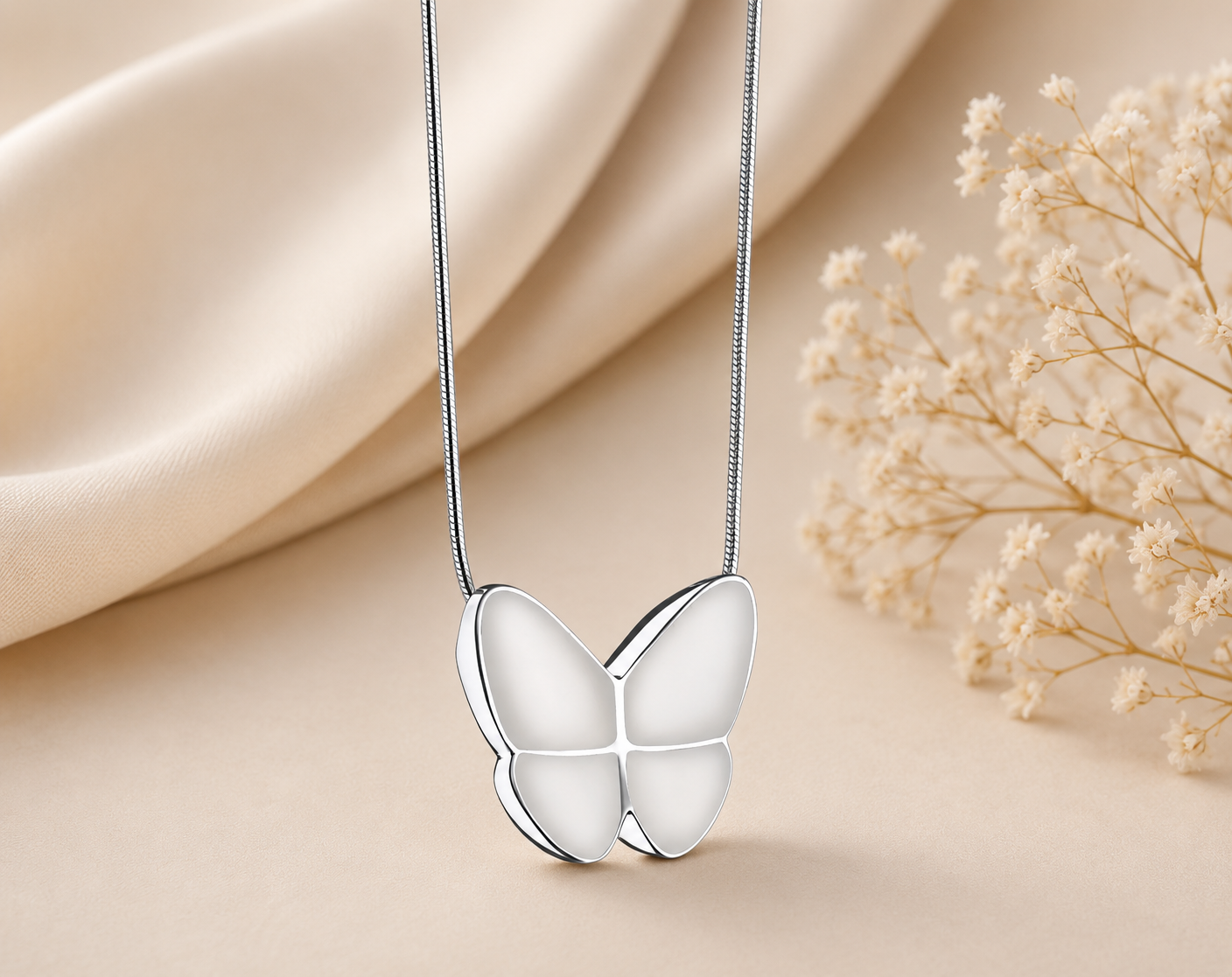 Vlinder assieraad van Sterling 925 zilver met parelmoerlook, gevuld met een symbolische hoeveelheid as als blijvende herinnering aan een dierbare.