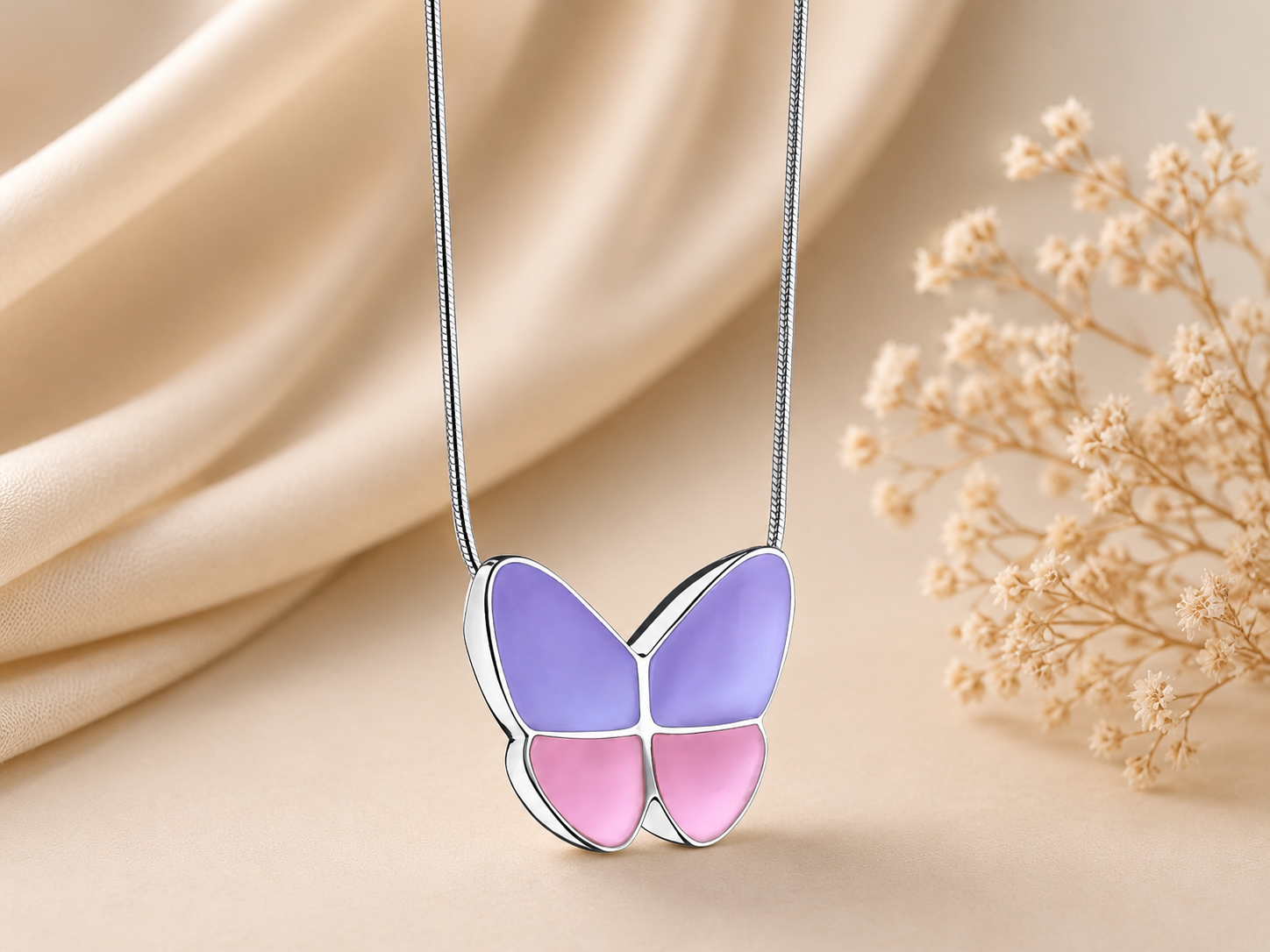 Vlinder assieraad in paars en roze van Sterling 925 zilver met symbolische inhoud, een liefdevolle herinnering aan een dierbare die altijd dichtbij blijf