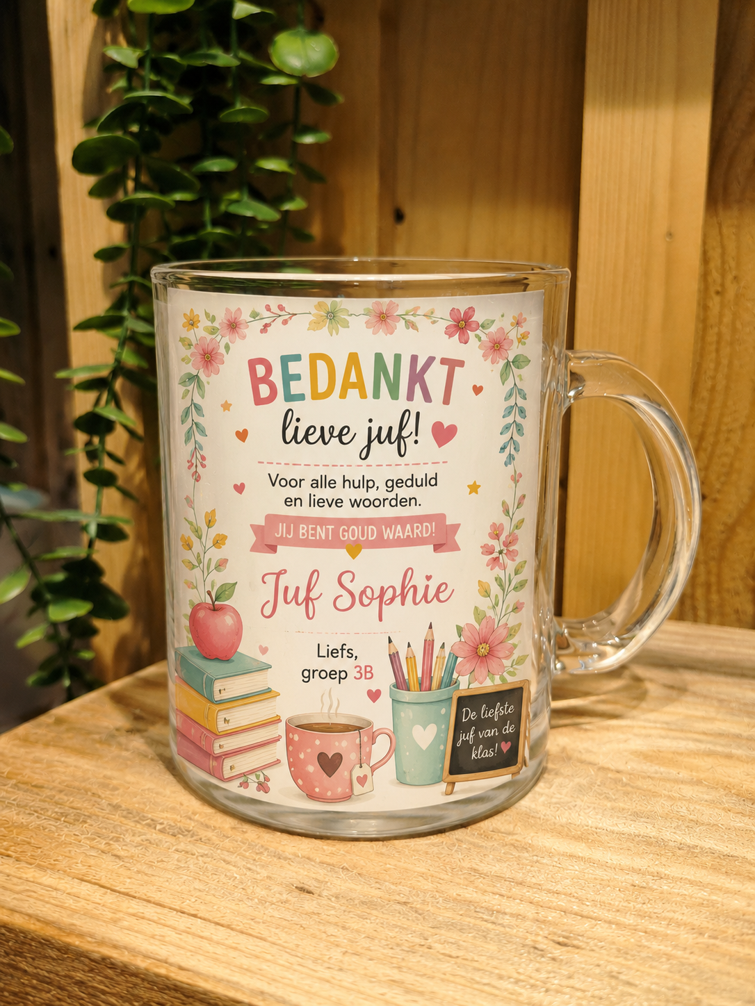Gepersonaliseerd dubbelwandig theeglas voor juf met naam, klas en bedanktekst. Een origineel en persoonlijk juffencadeau voor het einde van het schooljaar.