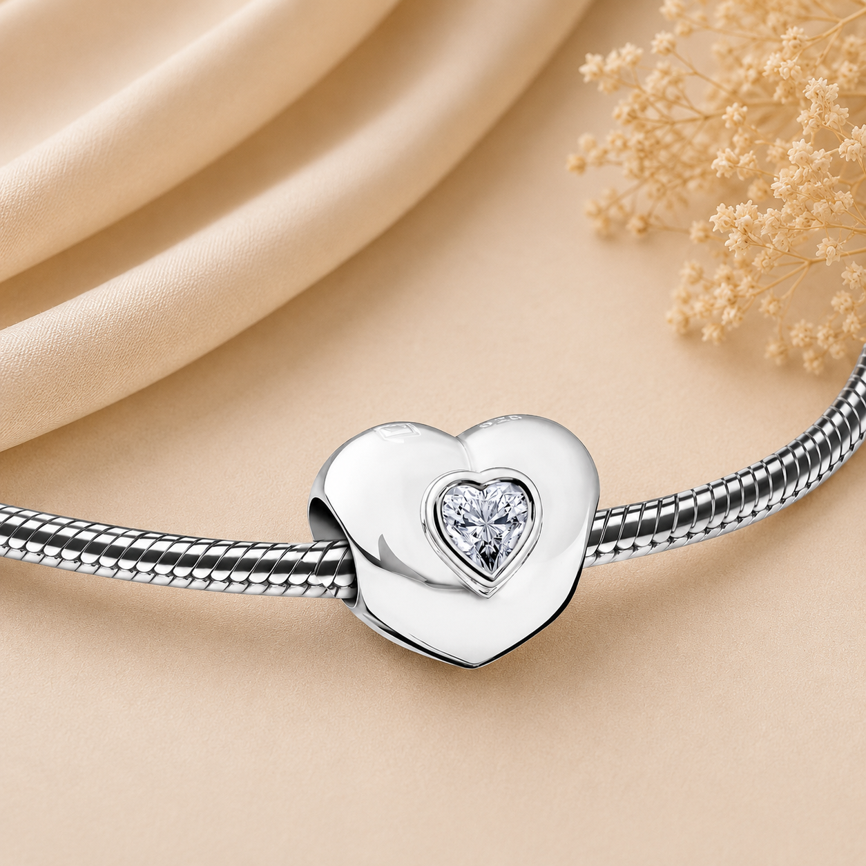 Zilveren hart asbedel met kristallen hartaccent voor een herinneringsarmband. Een liefdevol assieraad om een dierbare altijd dichtbij te dragen.